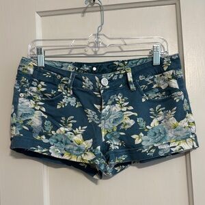 Vanilla Star Floral Women's Shorts